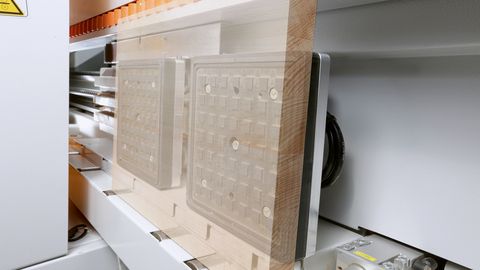 Tanto si se trata de paneles como de madera sólida: el sistema de sujeción automática por vacío de la serie EVOLUTION garantiza una sujeción segura y cuidadosa del material. Tanto si se trata de paneles como de madera sólida: el sistema de sujeción automática por vacío de la serie EVOLUTION garantiza una sujeción segura y cuidadosa del material.
