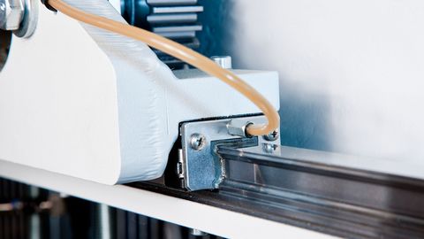 Tope de anchura de libre programación sobre guías prismáticas con servoaccionamiento dinámico. Tope de anchura de libre programación sobre guías prismáticas con servoaccionamiento dinámico.