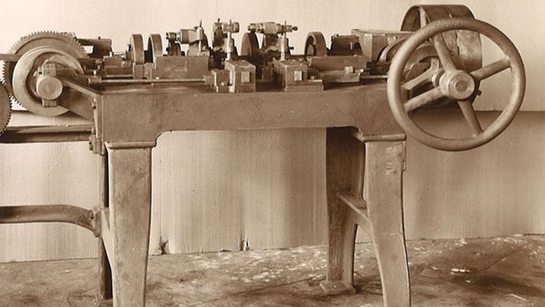 1914: Fundación de la empresa HOLZ-HER Hitos de HOLZ-HER: 1914