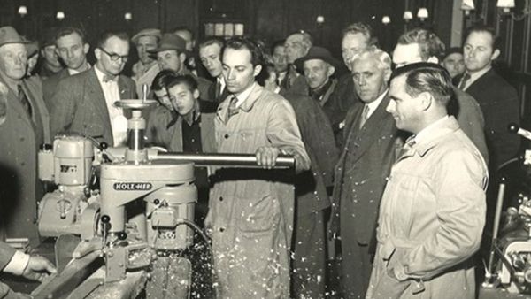 Los aparatos de alimentación de HOLZ-HER son la revolución del trabajo manual de carpintería Hitos de HOLZ-HER: 1925